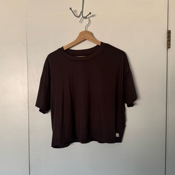 Vuori Tops - Loose fit Vuori tshirt